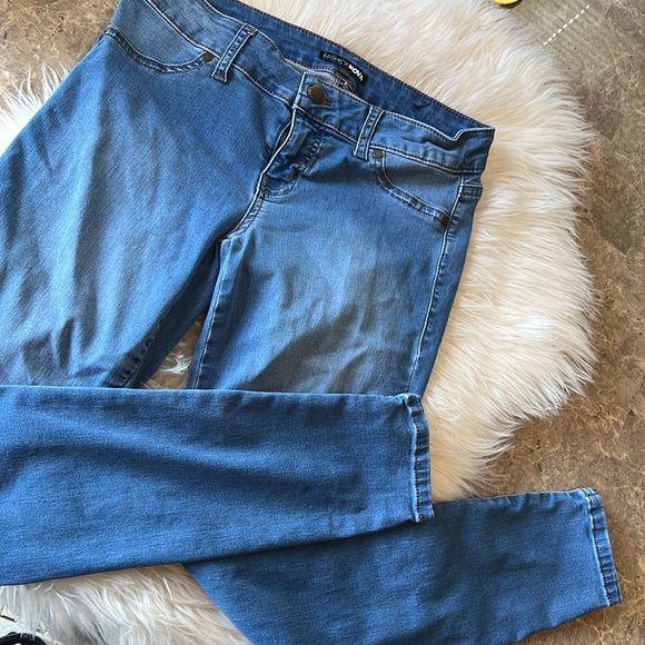 Fashion Nova Flex Game Strong Low Rise Skinny Jeans- Light Blue Wash - Size 9 - Picture 7 of 8